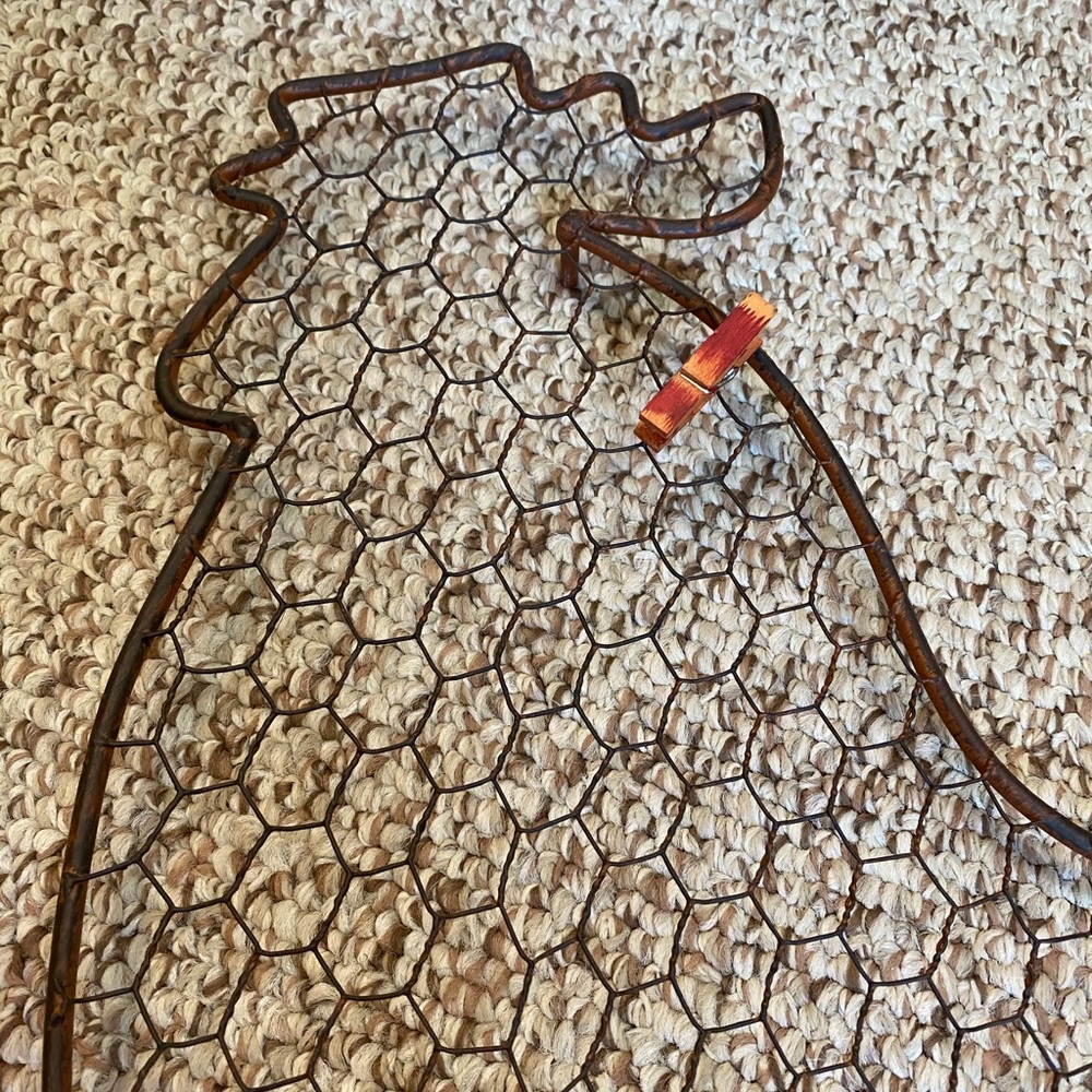Chicken Wire Clipboard - Picture 2 of 5